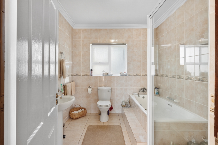 5 Bedroom Property for Sale in Mountainside Western Cape